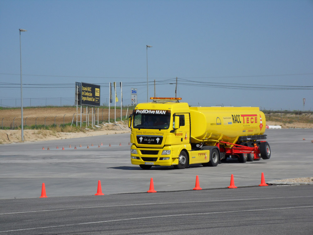 Defensive and anti roll over training program in the RACC Safety driving School facilities